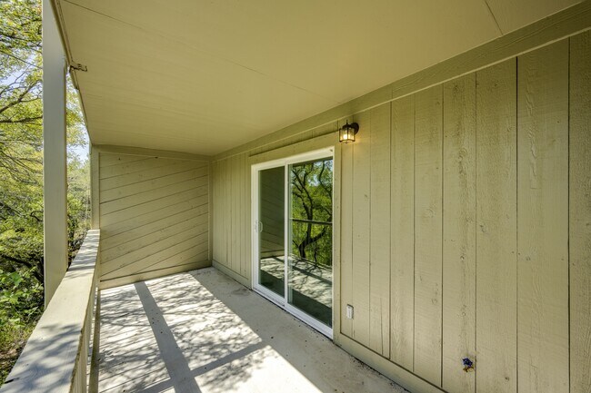 Building Photo - 801D Grassy Knoll