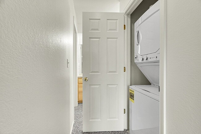 Building Photo - $1,495.95 with $300 off the first month's rent, 1 Bed, 1 Bath Condo in Englewood with Cozy Firepl...