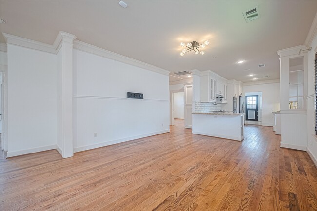 Building Photo - 901 W 21st St