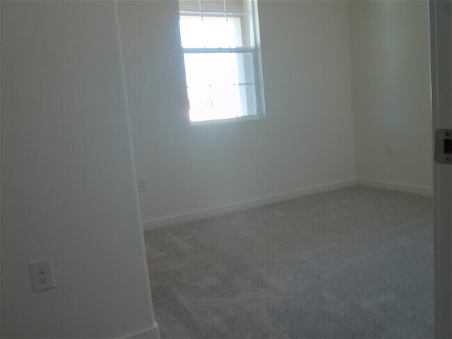 Building Photo - 1348 Kensington Dr