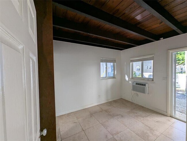 Building Photo - 321 SE 15th Ave