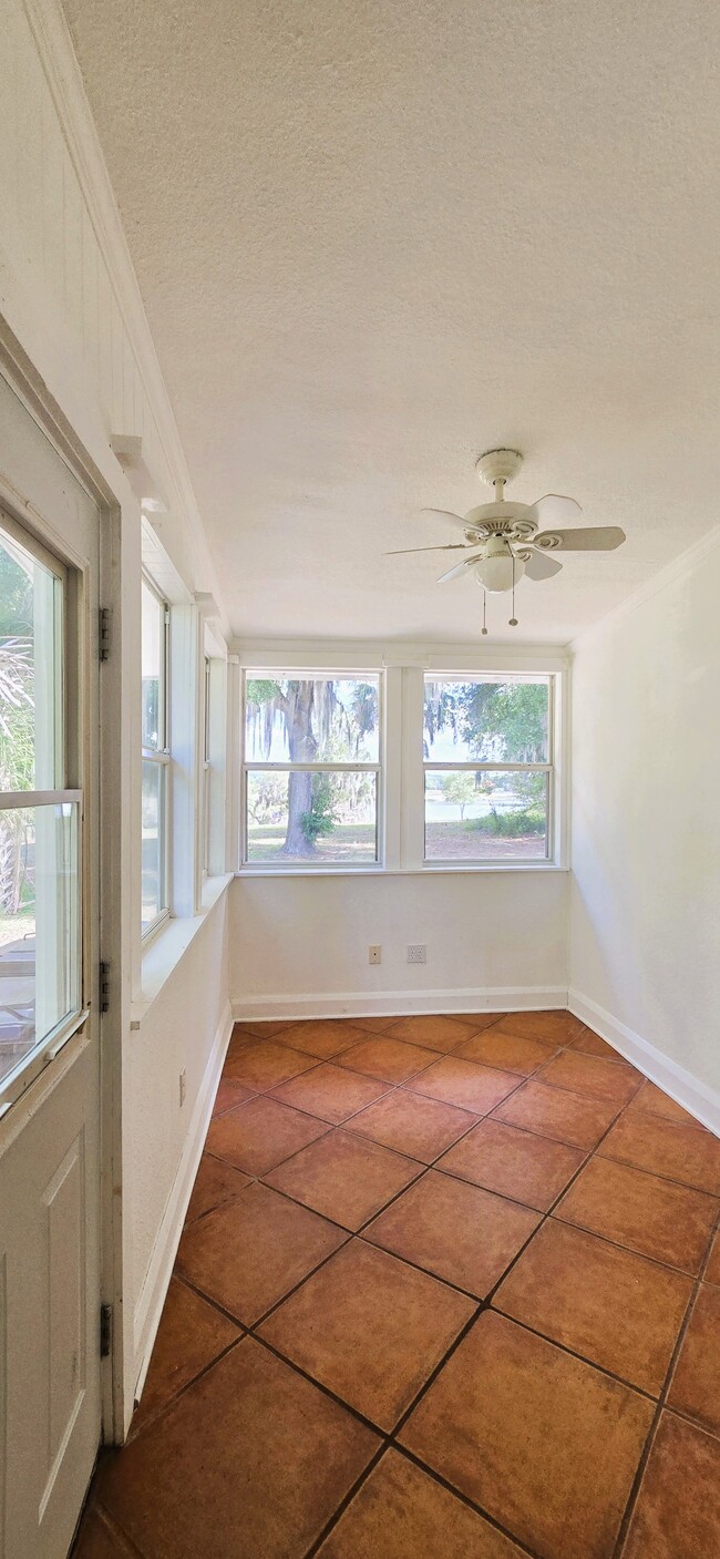 Building Photo - 1065 Sunset Dr