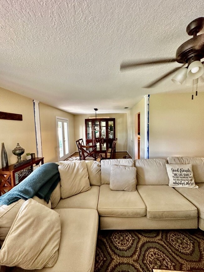 Building Photo - Perfect 3 bed 2 bath with huge fenced back...