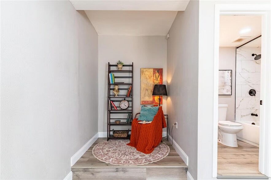 Building Photo - 1649 Crestview Ave