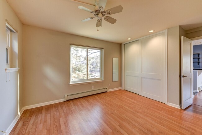 Building Photo - 2 Bedroom 2 Bath End Unit Condo with covered parking!