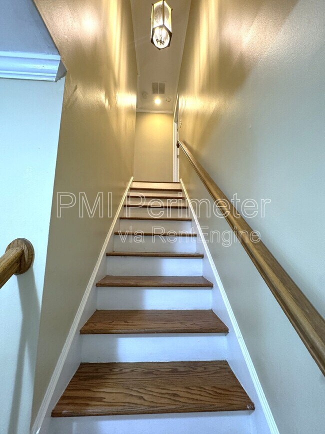 Building Photo - 5338 Roberts Dr