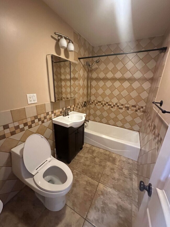 Building Photo - Wonderful 4-bed/3-bath gated home in Azusa.