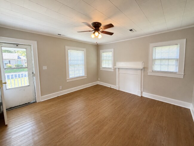 Building Photo - Two bedroom, 1 bath house in Burlington
