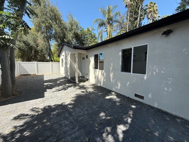 Building Photo - 7725 Owensmouth Ave