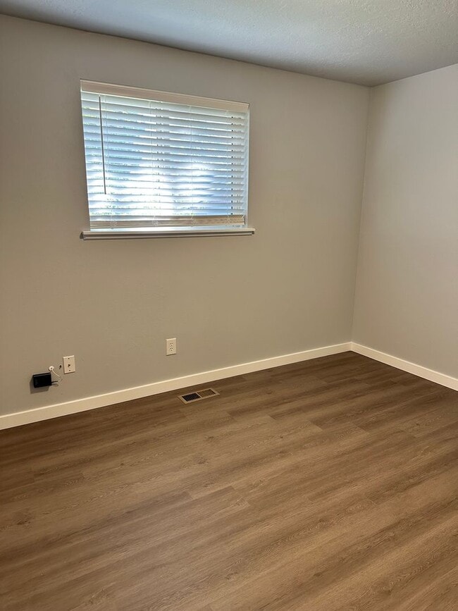 Building Photo - Updated 2-Bedroom 1 Bathroom Near Whitewat...