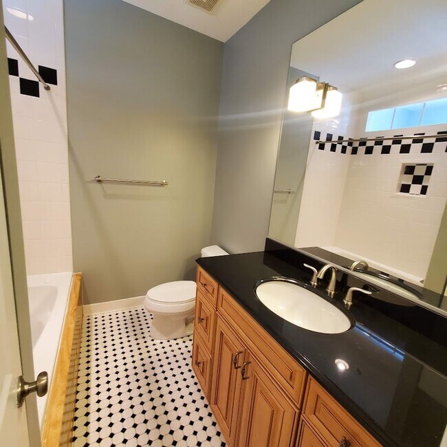 Building Photo - 143 S. Linwood Ave/4 Bed, 4.5 Bath TH in P...