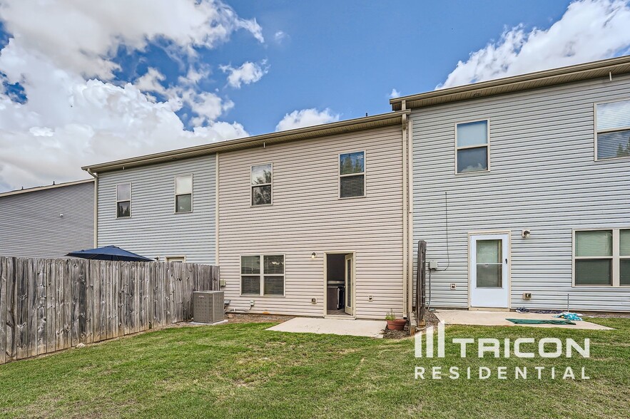 Building Photo - 633 Oakside Pl