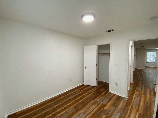Building Photo - Washer/Dryer Included – Move-In Ready Home in Hills of Shaenfield!