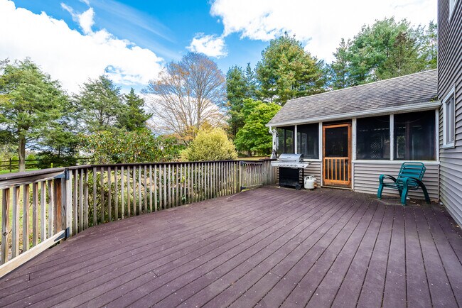 Building Photo - 131 Hemlock Dr