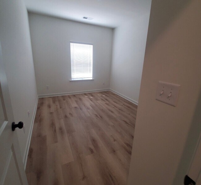 Building Photo - 6038 Daffodil Ln