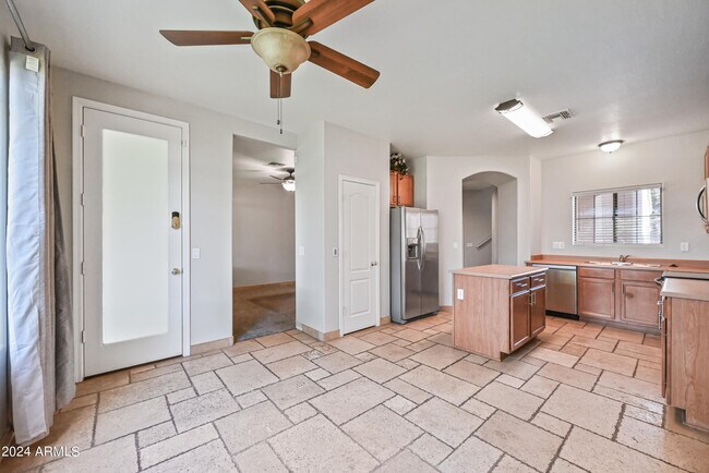 Building Photo - 2600 E Springfield Pl