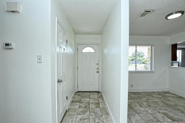 Building Photo - 301 Fawnfield Dr