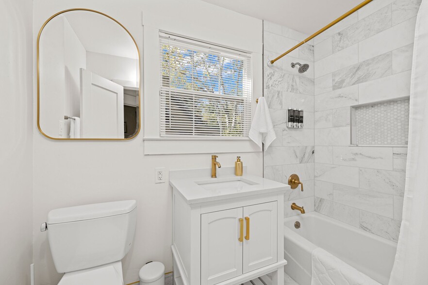 Full Bathroom 1 - 401 Alhambra Blvd