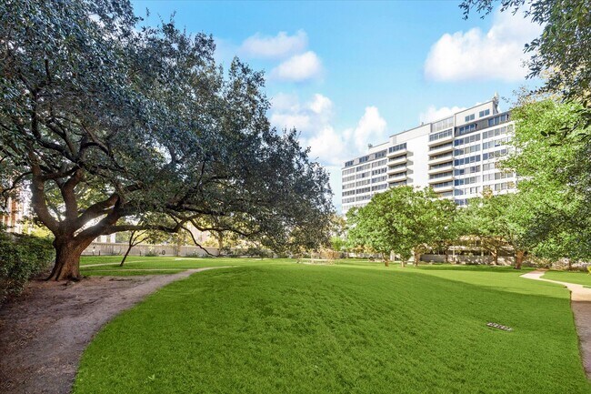 Building Photo - 2701 Westheimer Rd