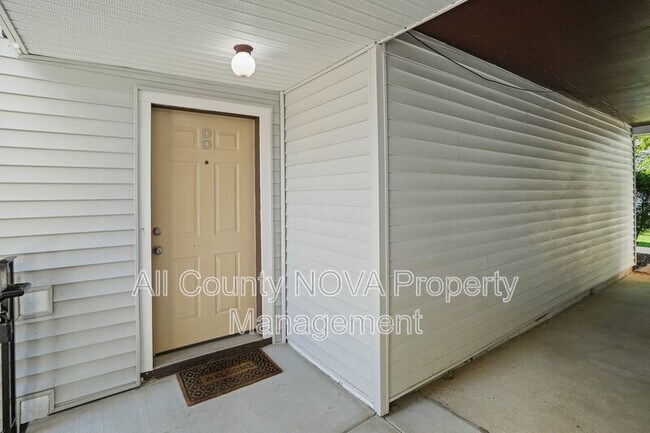 Building Photo - 1611 Carriage House Terrace