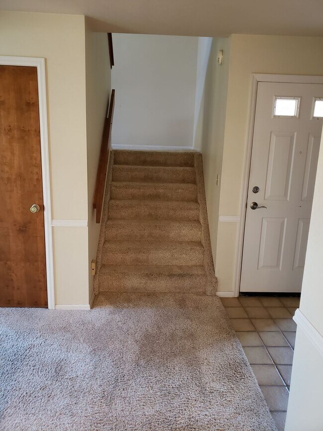 Building Photo - 2 BEDROOM, 2 1/2 BATH TOWNHOME W/2 CAR GAR...