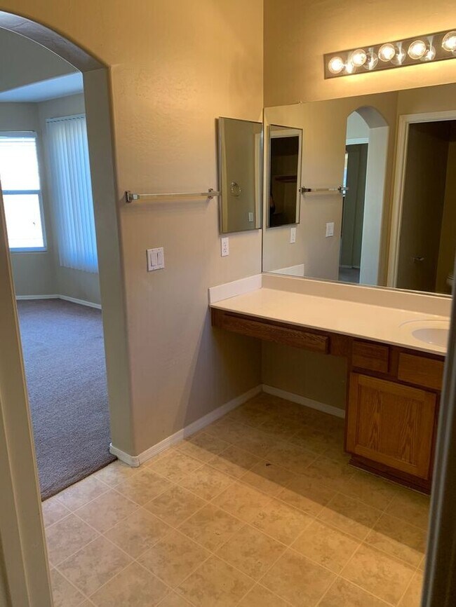 Building Photo - COMING SOON! Bright, Open Floorplan - Close to Freeways