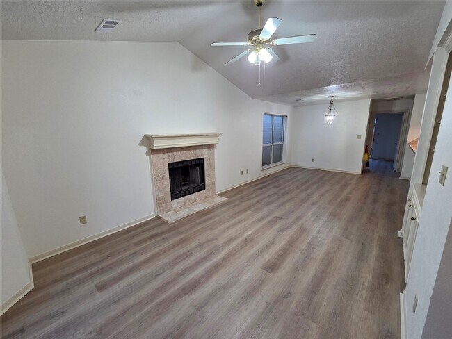 Building Photo - 42 Silver Creek Dr