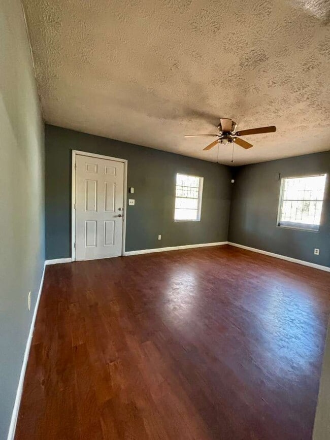 Building Photo - 1360 W 21st St