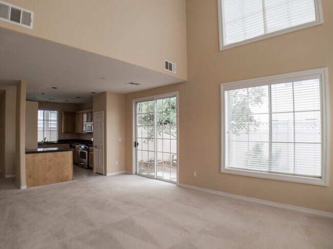 Building Photo - 3 BEDROOM, 3 BATHROOM, 2 CAR GARAGE, COMMUNITY POOL & SPA