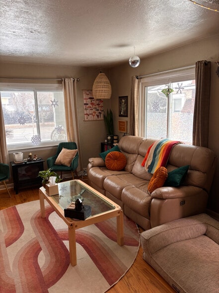 Building Photo - 615 W Mulberry St