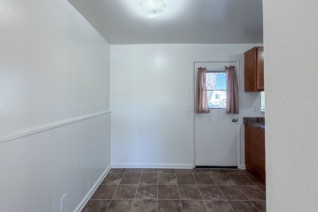 Building Photo - 424 Ponoma St