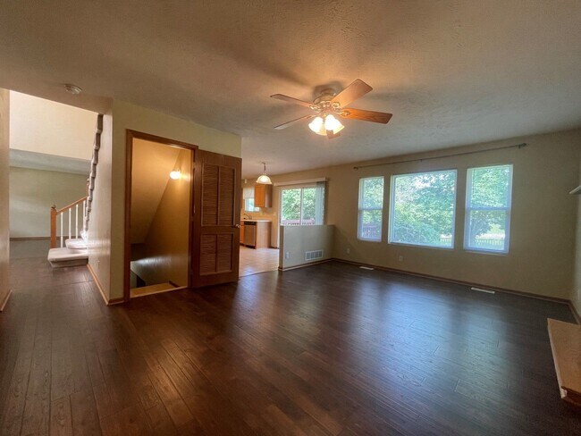 Building Photo - Large Home for rent in Bellevue