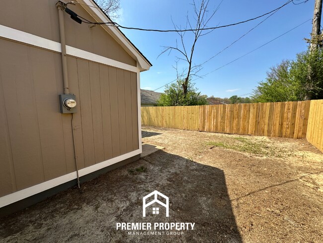 Building Photo - Newly Renovated 3BR/2BA in 38141 | Vaulted Ceilings, Fireplace & Fenced Yard