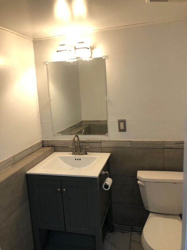 Building Photo - Upper St. Clair - 3 BR Split Entry House, Garage, Central Air!