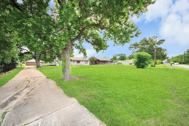 Building Photo - 535 Pampa St