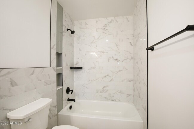 Building Photo - 1028 E Manzanita Dr