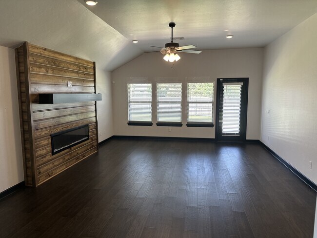 Building Photo - 2229 Roca Dr