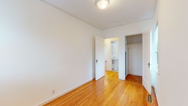 Building Photo - Charming 2 Bedroom Oakland Unit!