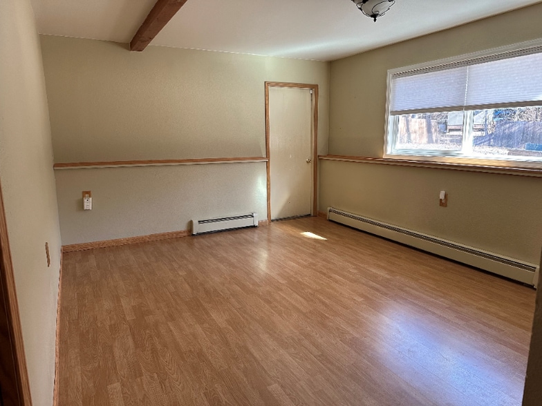 Building Photo - 17634 Meadow Creek Dr