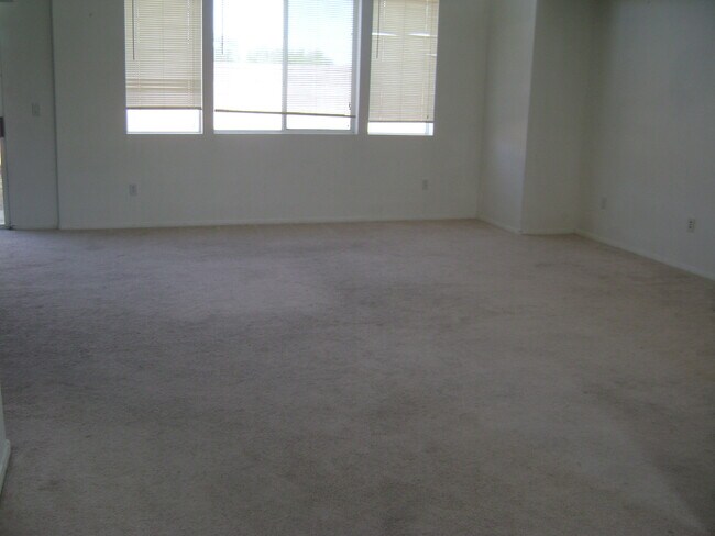 Building Photo - Beautiful Three Bedroom Home in Summerlin