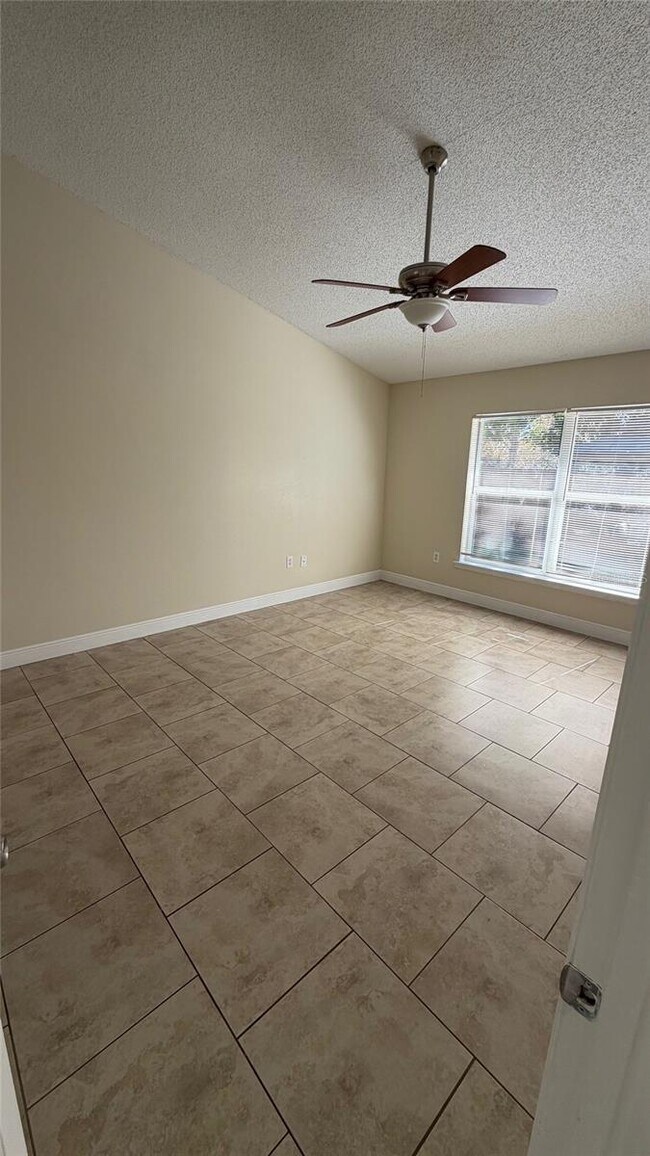 Building Photo - 3923 Blackberry Cir