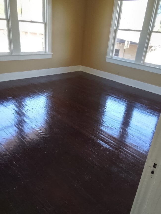 Building Photo - 2317 Wilshire St