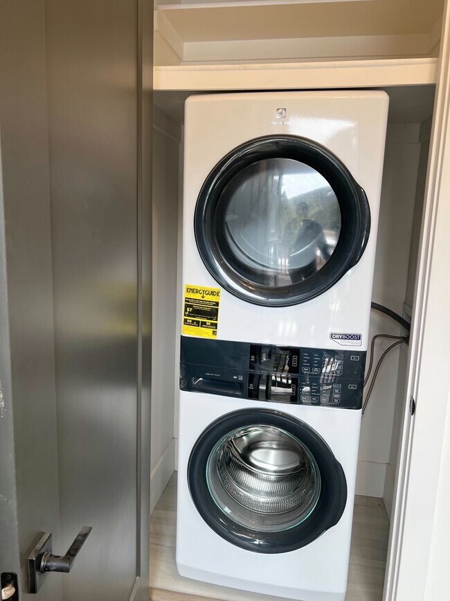 Building Photo - FULLY FURNISHED 2 BED, 1.5 BATH W/ GARAGE