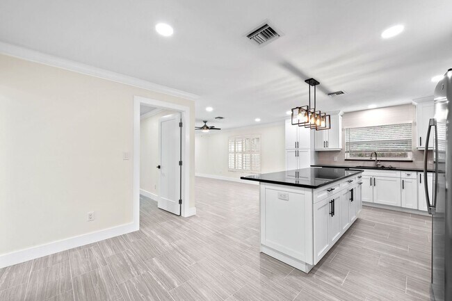 Building Photo - Naples Park - 3 Bedroom, 2 Bathroom - Annual Rental