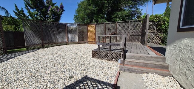 Building Photo - 1121 Swallow Ln