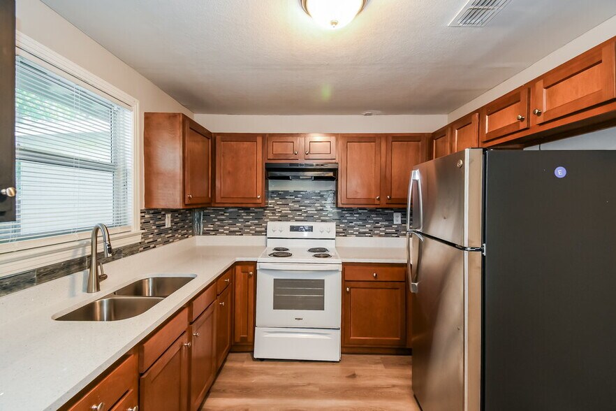 Building Photo - 5405 Sharon Terrace