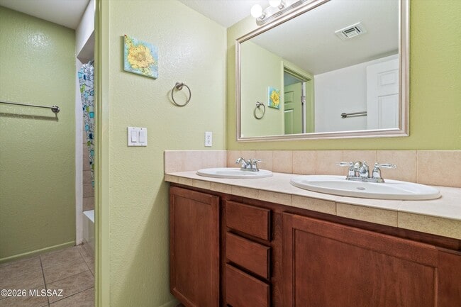 Building Photo - 5051 N Sabino Canyon Rd