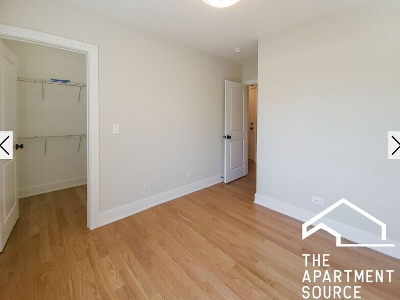 Building Photo - 2020 W Montrose Ave