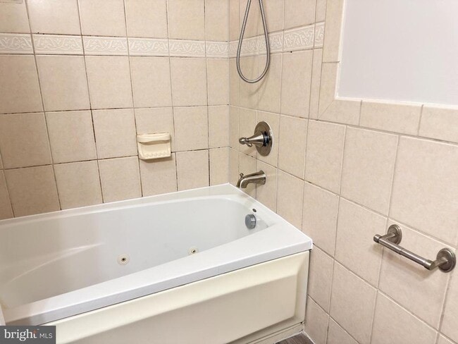 Building Photo - 1246 Queen St NE