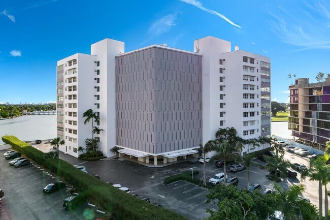 Building Photo - 9102 W Bay Harbor Dr